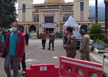 Penutupan jalur menuju jalan masjid agung Ar Rahman Kabupaten Pandeglang, Jumat (19/3/2022). (MARDIANA/SATELITNEWS.ID)