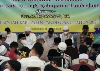 Ust. Adi Hidayat (Koko dan peci putih) saat menghadiri acara tasyakuran HUT Pandeglang ke 148, di Masjid Agung Ar Rahman, Jumat (18/3/2022). (MARDIANA/SATELITNEWS.ID)