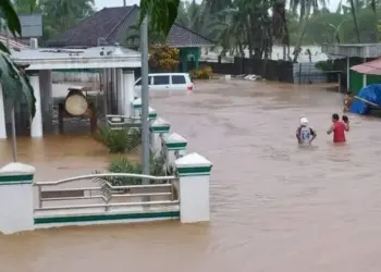 Masjid Jami Al Husaeni dan jalur wisata Labuan - Carita, terendam banjir, Sabtu (19/3/2022). (ISTIMEWA)