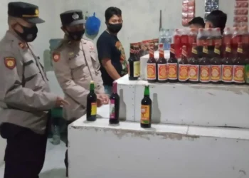 Personel Polsek Cadasari sedang melakukan operasi miras di salah satu penjual jamu di wilayah Kecamatan Cadasari, Kabupaten Pandeglang, Senin (21/3/2022) malam. (ISTIMEWA)