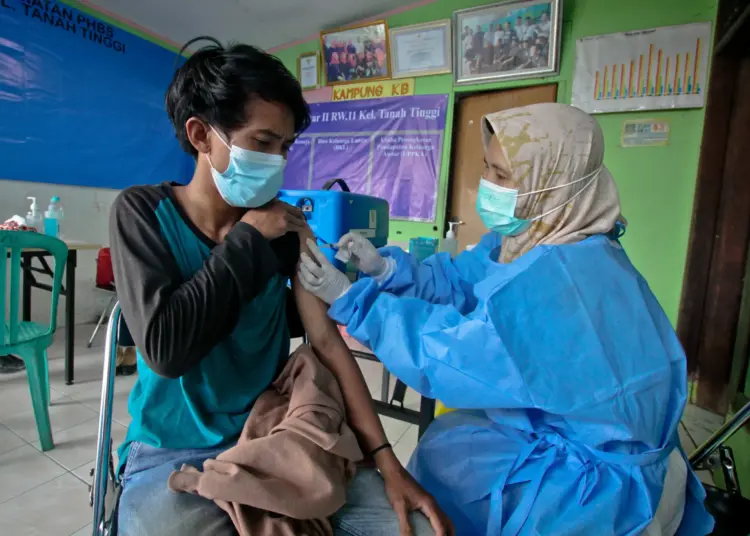 Foto Operasi Pasar Minyak dan Daging Murah untuk Peserta Vaksinasi