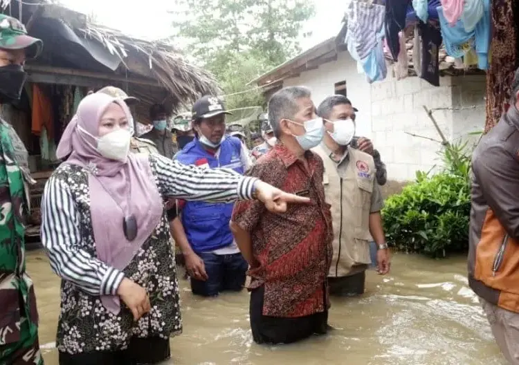 Bupati Pandeglang, Irna Narulita, meninjau warga yang terdampak banjir di Kecamatan Patia, beberapa waktu lalu. (ISTIMEWA)