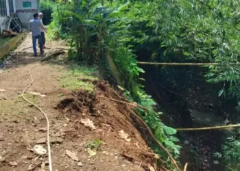 Lokasi longsoran disamping gedung MTs Al-Hidayah, tepatnya di Kampung Kadulawang, Kelurahan Cigadung, Kecamatan Karang Tanjung, Kabupaten Pandeglang, yang mengancam gedung sekolah ambruk terbawa longsor, Minggu (20/3/2022). (NIPAL SUTIANA/SATELITNEWS.ID)