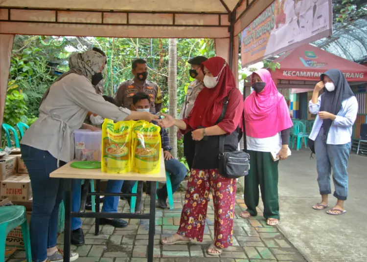 Foto Operasi Pasar Minyak dan Daging Murah untuk Peserta Vaksinasi