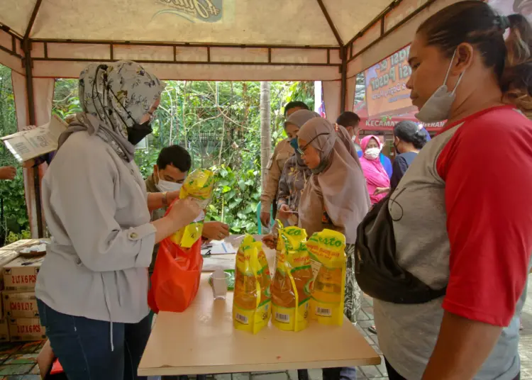 Foto Operasi Pasar Minyak dan Daging Murah untuk Peserta Vaksinasi