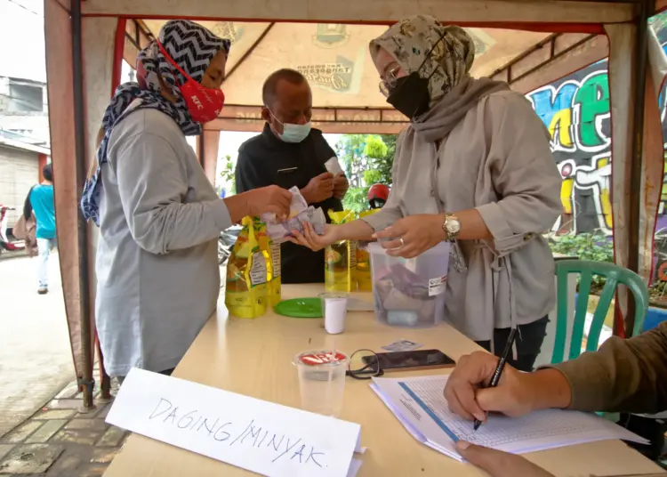 Foto Operasi Pasar Minyak dan Daging Murah untuk Peserta Vaksinasi