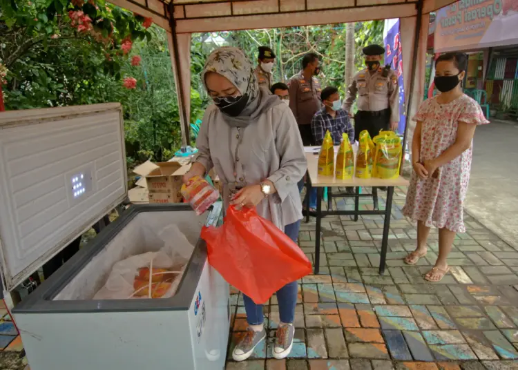 Foto Operasi Pasar Minyak dan Daging Murah untuk Peserta Vaksinasi