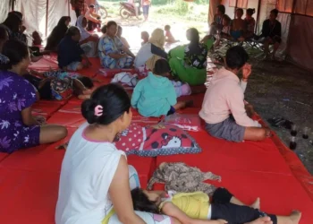 Kondisi para pengungsi di tenda pengungsian, di Desa Teluk, Kecamatan Labuan, Kabupaten Pandeglang, Minggu (20/3/2022). (ISTIMEWA)