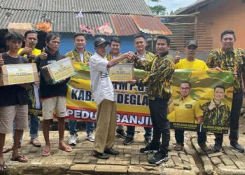 Didampingi jajarannya, Ketua AMPG Pandeglang, Tubagus Erhan Hazrumi, secara simbolis memberikan bantuan ke korban banjir di Kecamatan Labuan, Kamis (3/3/2022). (ISTIMEWA)