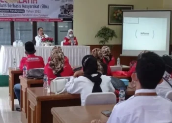 PELATIHAN–Didampingi jajarannya, Wakil Ketua PMI Pandeglang, sedang sambutan di acara Lokalatih SBM, di Aula salah satu hotel di Pandeglang, Rabu (30/3/2022). (ISTIMEWA)