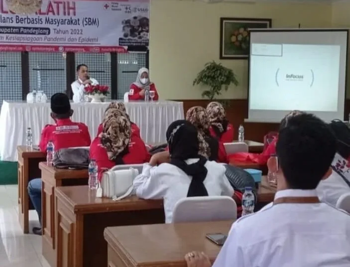 PELATIHAN–Didampingi jajarannya, Wakil Ketua PMI Pandeglang, sedang sambutan di acara Lokalatih SBM, di Aula salah satu hotel di Pandeglang, Rabu (30/3/2022). (ISTIMEWA)