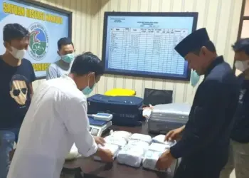 Kapolres Pandeglang, AKBP Belny Warlansyah (pakai peci hitam), sedang memeriksa barang bukti baru jenis sabu dan exstasy, di Mapolres Pandeglang. (ISTIMEWA)