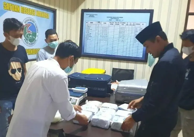 Kapolres Pandeglang, AKBP Belny Warlansyah (pakai peci hitam), sedang memeriksa barang bukti baru jenis sabu dan exstasy, di Mapolres Pandeglang. (ISTIMEWA)