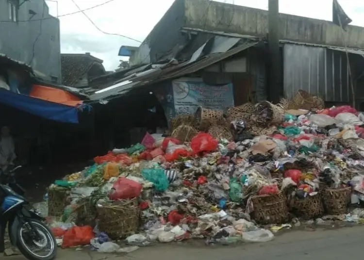 Tumpukan sampah di Pasar Picung, dibiarkan hingga menimbulkan bau tak sedap di lingkungan pasar, serta mengganggu kenyamanan pengunjung dan masyarakat sekitar, Senin (21/3/2022). (ISTIMEWA)