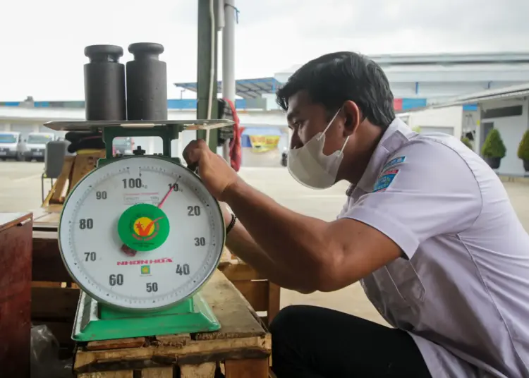 Foto Uji Tera Alat Ukur Timbang Pedagang Pasar Jatiuwung