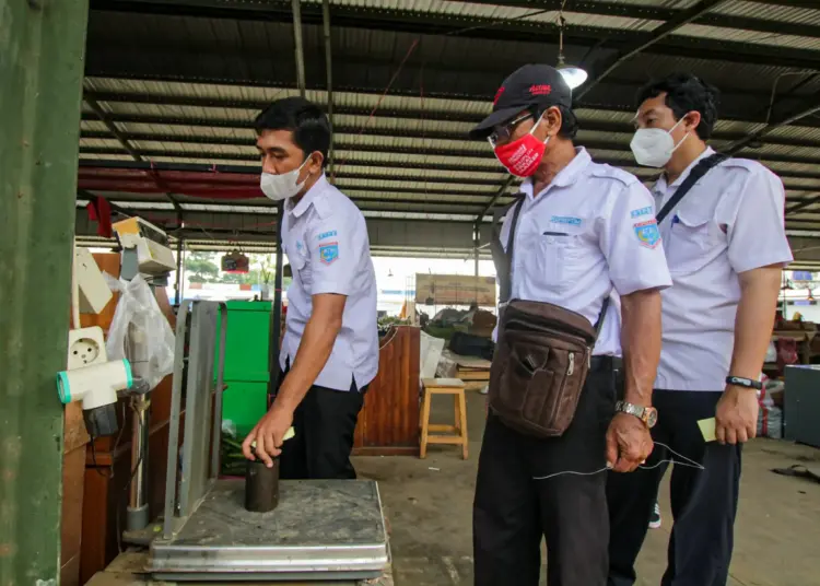 Foto Uji Tera Alat Ukur Timbang Pedagang Pasar Jatiuwung