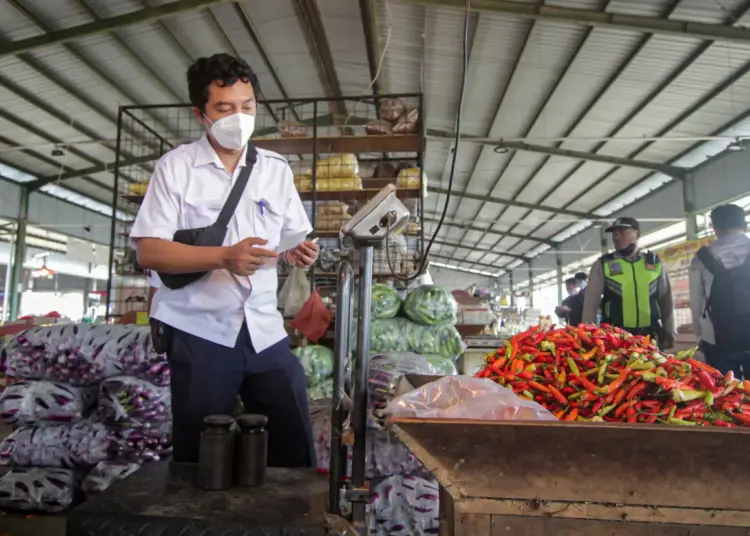 Foto Uji Tera Alat Ukur Timbang Pedagang Pasar Jatiuwung