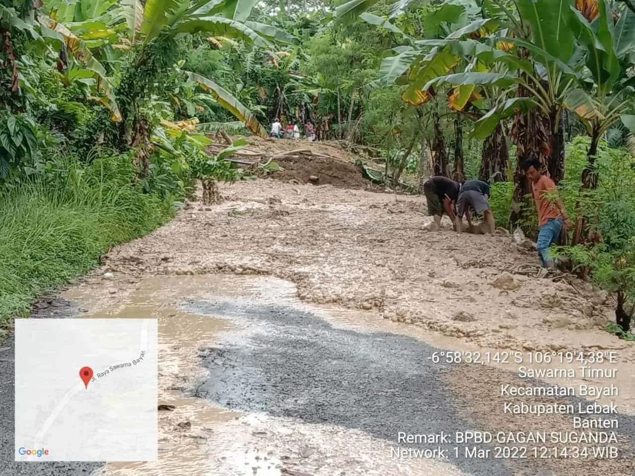 Jalan Bayah-Cibareno di Kabupaten Lebak Tertimbun Longsor