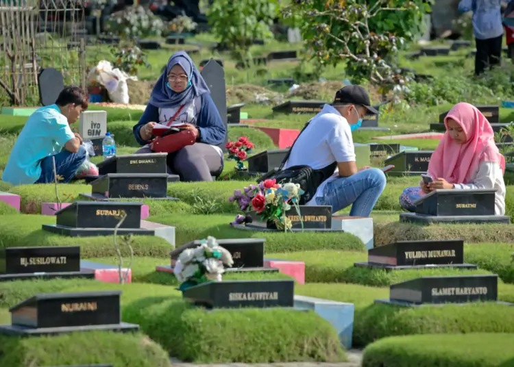 Foto Warga Tangerang Ziarah Kubur Jelang Ramadan