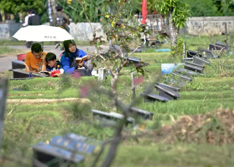 Foto Warga Tangerang Ziarah Kubur Jelang Ramadan