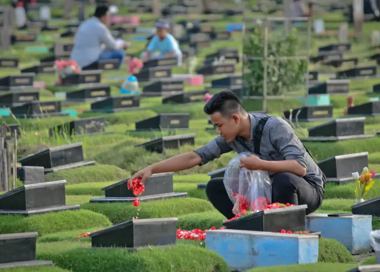 Foto Warga Tangerang Ziarah Kubur Jelang Ramadan