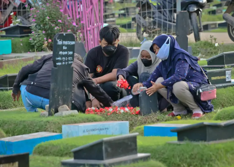 Foto Warga Tangerang Ziarah Kubur Jelang Ramadan