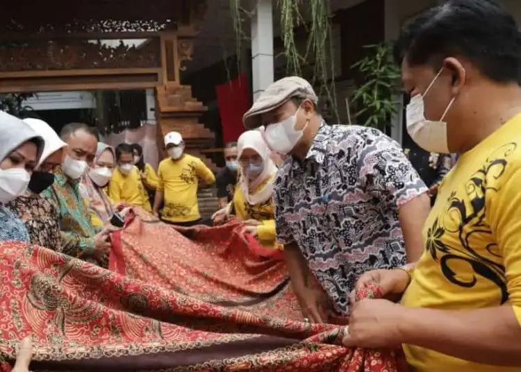 Puluhan warga dilatih membatik, di Rumah Batik Komar, Bandung, Jawa Barat, beberapa waktu lalu. (ISTIMEWA)