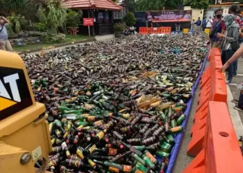 Ribuan Botol Miras dan Sabu Hasil Pengungkapan Polrestro Tangerang Kota Dimusnahkan