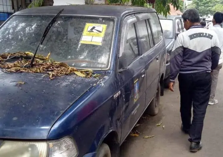 Kendaraan roda empat berstiker lelang, terparkir di lingkungan Pemkab Serang. Kendaraan tersebut akan dilelang, karena sudah tidak layak, Sabtu (16/4/2022). (ISTIMEWA)