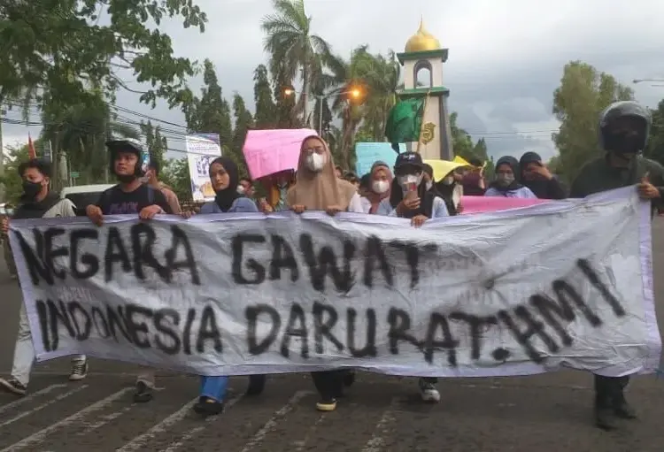 UNJUK RASA–Bentangkan spanduk kecaman, mahasiswa HMI longmach dari Alun-alun ke Gedung DPRD Pandeglang, Senin (11/4/2022). (NIPAL SUTIANA/SATELITNEWS.ID)