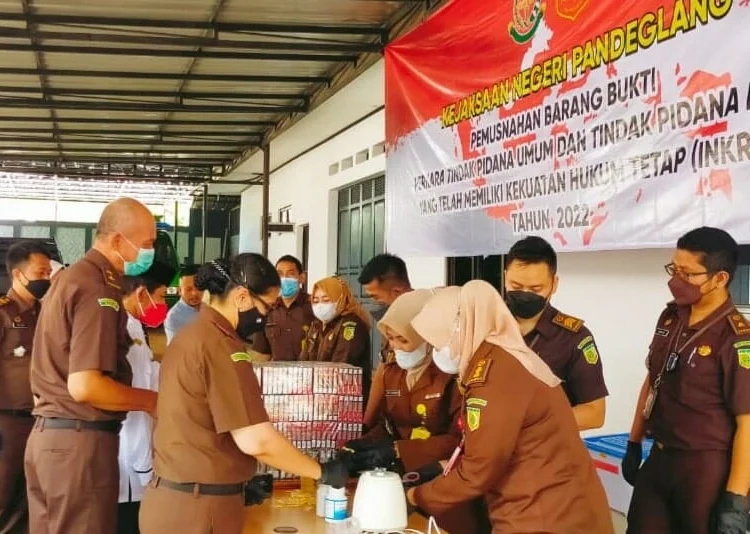 PEMUSNAHAN–Kejari Pandeglang sedang memusnahkan barang bukti hasil tindak pidana, di halaman kantor Kejari Pandeglang, Rabu (13/4/2022). (NIPAL SUTIANA/SATELITNEWS.ID)