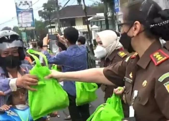 BERBAGI TAKJIL–Jaksa di Kejari Pandeglang bersama wartawan, berbagi takjil kepada para pengendara yang melintas di Jalan Raya Pandeglang-Serang, Rabu (13/4/2022). (NIPAL SUTIANA/SATELITNEWS.ID)