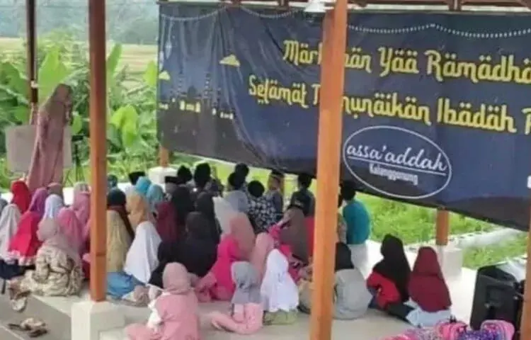 Anak-anak peserta pesantren kilat, sedang diajarkan berbagai ilmu keagamaan, oleh guru pembimbingnya, Sabtu (16/4/2022). (ISTIMEWA)