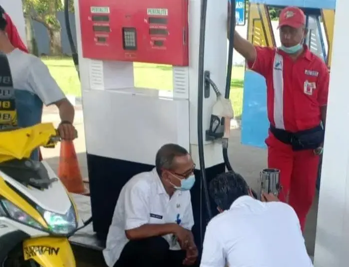 PENGECEKAN–Petugas Pengawas Metrologi Diskoparindag Pandeglang, sedang mengecek mesin salah satu SPBU di Kabupaten Pandeglang, Kamis (21/4). (ISTIMEWA)