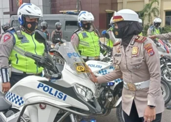 PERIKSA KELENGKAPAN–Kasat Lantas Polres Pandeglang, AKP Jeany Vidianiati, sedang memeriksa kelengkapan jajarannya dalam mengantisipasi kemacetan mudik lebaran nanti, Kamis (21/4). (ISTIMEWA)