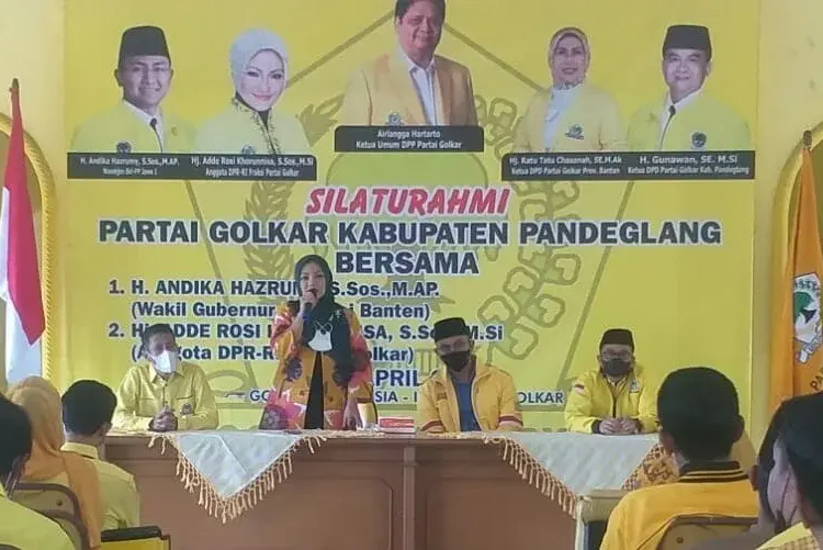 Anggota DPR RI Fraksi Partai Golkar Dapil Lebak-Pandeglang, Adde Rosi Khairunnisa, menghadiri acara silaturahmi dan reses, di Kantor DPD Golkar Pandeglang, Minggu (24/4/2022). (NIPAL SUTIANA/SATELITNEWS.ID)