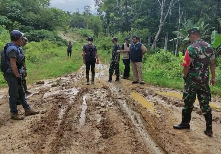 BUKA JALAN–Sejumlah anggota TNI, sedang membuka jalan di wilayah Kecamatan Patia, dalam rangka kegiatan TMMD ke 113 Kodim 0601 Pandeglang, Selasa (26/4/2022). (ISTIMEWA)