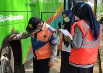 PENGECEKAN–Bus berbagai jurusan di Terminal Tarogong, Labuan, sebelum berangkat dilakukan pengecekan terlebih dahulu oleh para petugas terminal, Selasa (26/4/2022). (ISTIMEWA)