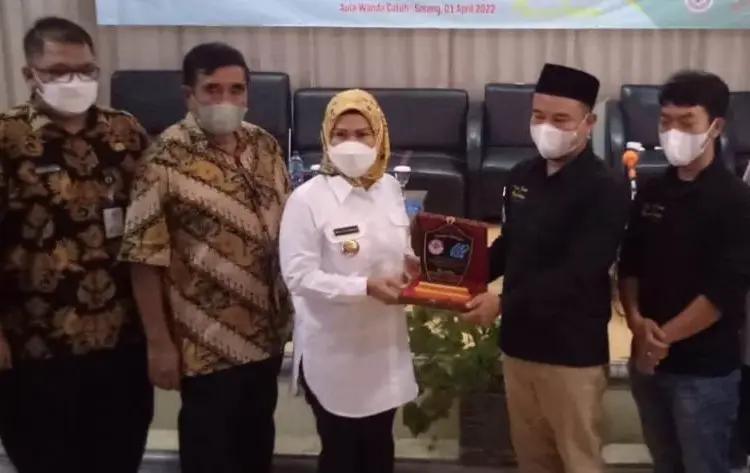 Bupati Serang Ratu Tatu Chasanah, menghadiri Dies Natalis 1 Barisan Relawan Serang Banten (Baraseba), di salah satu rumah makan di Palima, Jumat (1/4/2022). (ISTIMEWA)