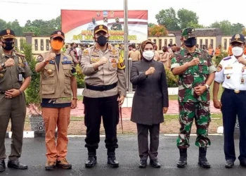 Kapolres Serang dan Bupati Serang beserta jajarannya, foto bersama usai menggelar apel siaga mudik, belum lama ini. (ISTIMEWA)