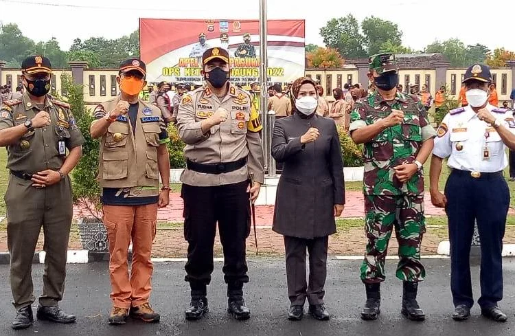 Kapolres Serang dan Bupati Serang beserta jajarannya, foto bersama usai menggelar apel siaga mudik, belum lama ini. (ISTIMEWA)