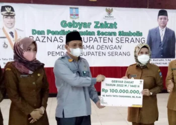 Secara simbolis, Bupati Serang Ratu Tatu Chasanah, menyerahkan zakat senilai Rp 100 juta kepada Baznas, Senin (25/4/2022). (ISTIMEWA)