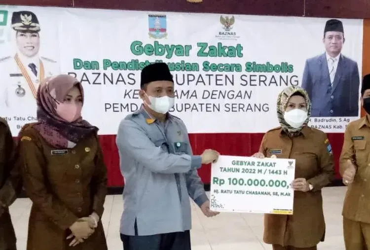 Secara simbolis, Bupati Serang Ratu Tatu Chasanah, menyerahkan zakat senilai Rp 100 juta kepada Baznas, Senin (25/4/2022). (ISTIMEWA)