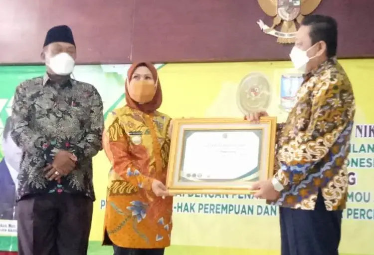 Bupati Serang Ratu Tatu Chasanah, menerima penghargaan dari MA, Kamis (7/4/2022). (ISTIMEWA)