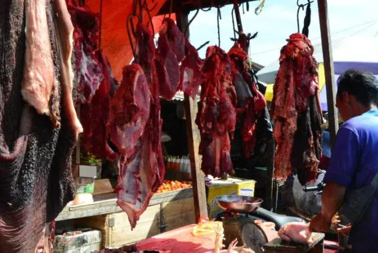 Pedagang daging sapi menjajakan dagangannya, di salah satu pasar di Kabupaten Serang. (ISTIMEWA)