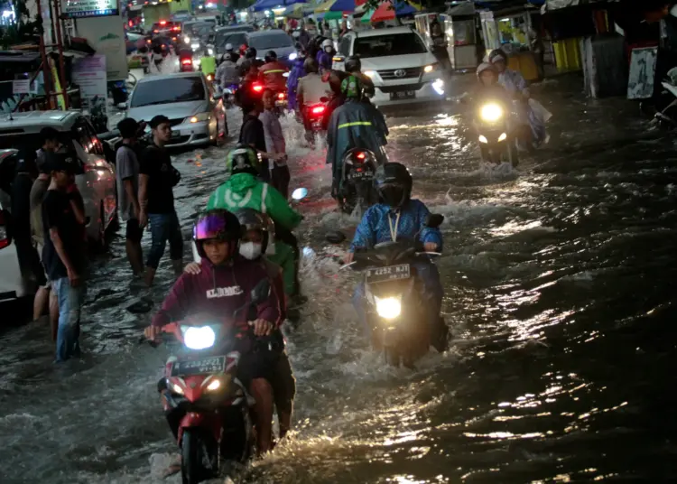 Foto Banjir di Jalan Cemara Raya Karawaci, Kota Tangerang