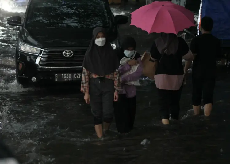 Foto Banjir di Jalan Cemara Raya Karawaci, Kota Tangerang