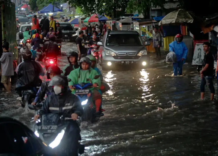 Foto Banjir di Jalan Cemara Raya Karawaci, Kota Tangerang