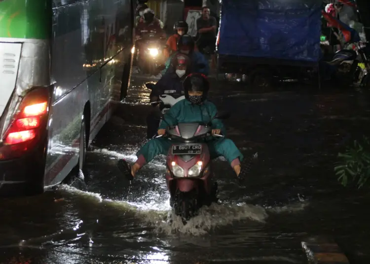 Foto Banjir di Jalan Cemara Raya Karawaci, Kota Tangerang