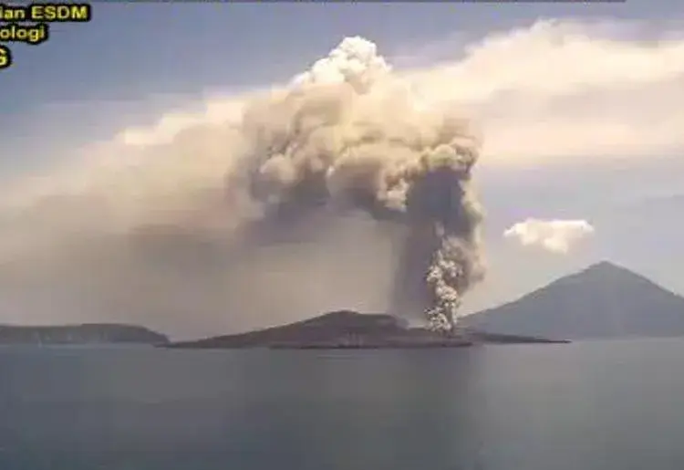 Pergerakan erupsi Gunung Anak Krakatau (GAK), kini masuk level siaga. (ISTIMEWA)